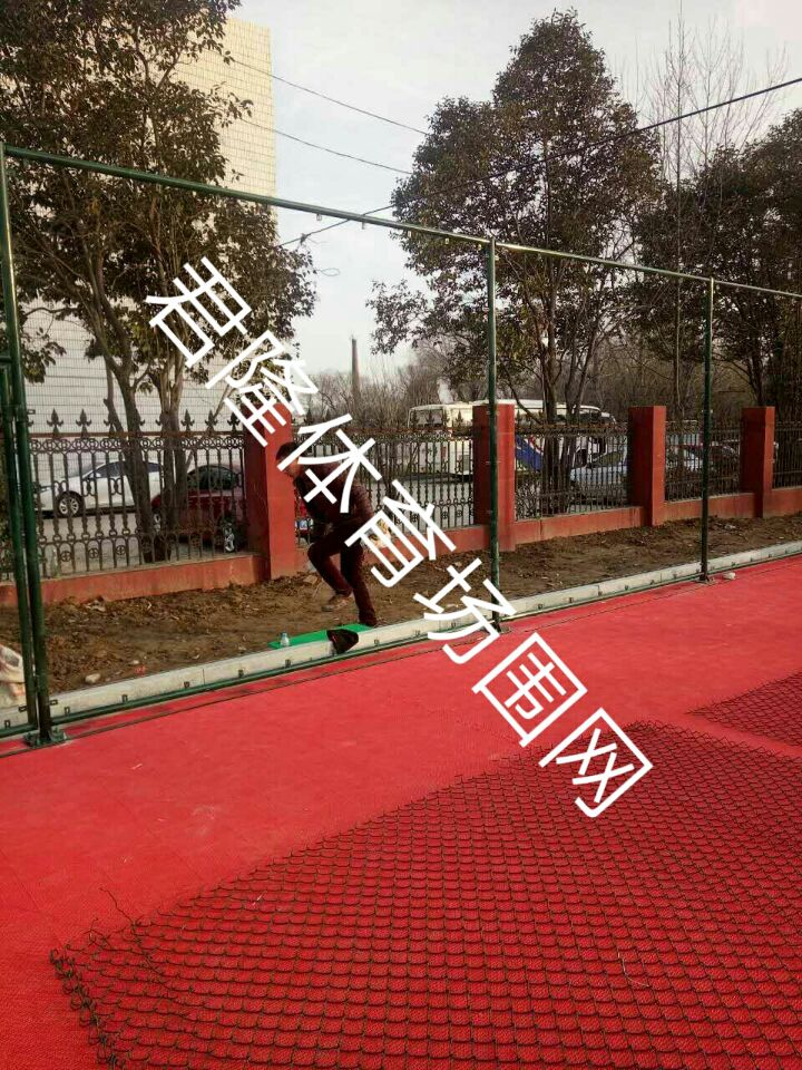 江蘇徐州450平米籃球場(chǎng)圍網(wǎng)按裝過程 江蘇徐州450平米籃球場(chǎng)圍網(wǎng)按裝過程