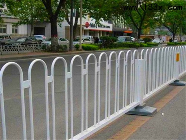 鋅鋼道路護(hù)欄圖片4 鋅鋼道路護(hù)欄圖片4